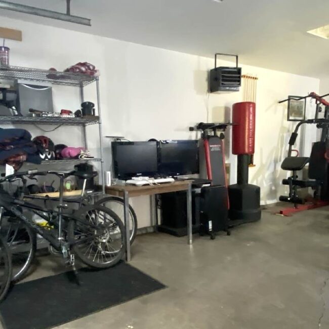 Paul’s Cottage by the Lake - Garage with gym equipment for guest use